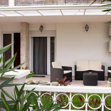 Lady Tania Apartment *